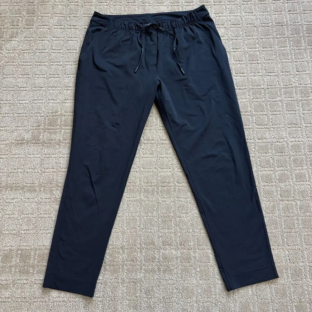 Lululemon Pull On Crop Pant Women's 10 Black Athleisure Casual Comfort Travel